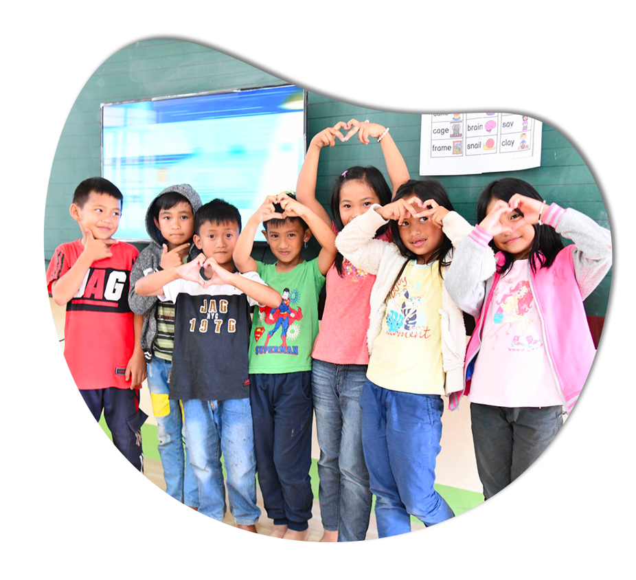 Photo d'enfants dans une classe d'école aux Philippines aidée par l'association Manakabalem