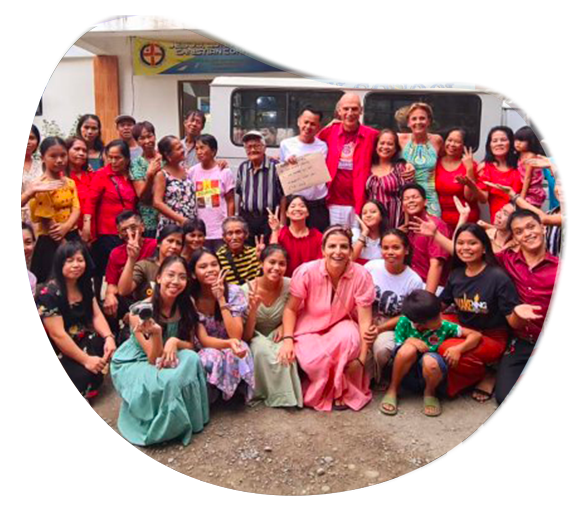 Photo de membres de l'association Manakabalem et de son équipe sur place aux Philippines